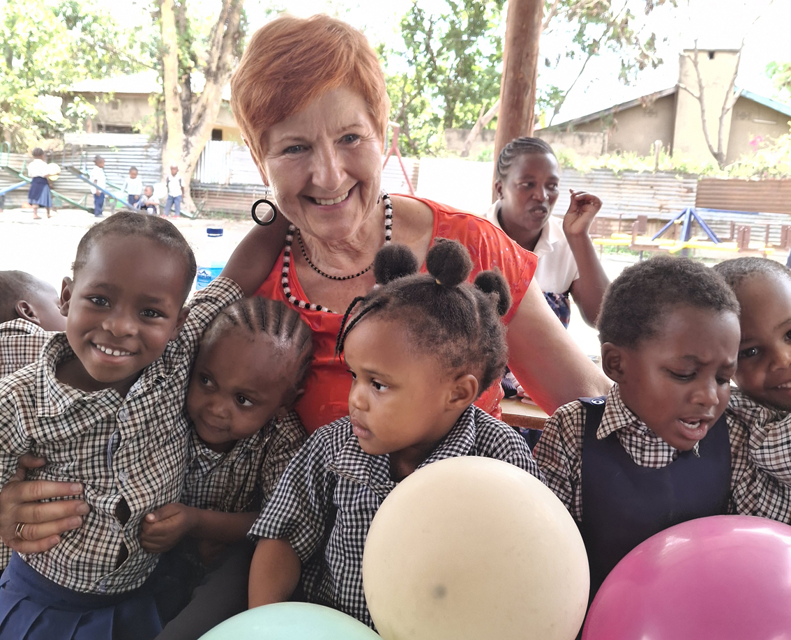 Christine Rudolph, Verein Bildung schenkt Zukunft e.V. mit schwarzen Vorschulkindern