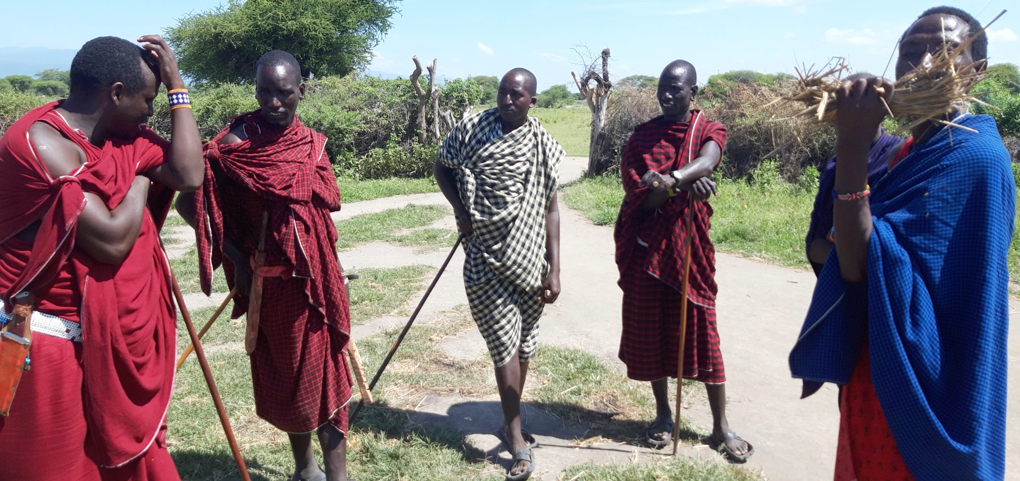 Gruppe von 5 Massai in der Natur