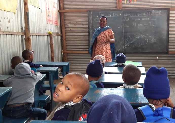 Ganztagsvorschule Afroplan: Schulklasse mit Lehrerin