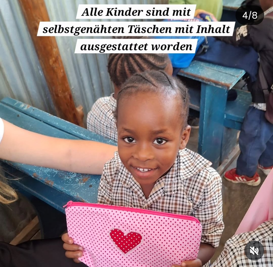 Kind mit neuer Tasche